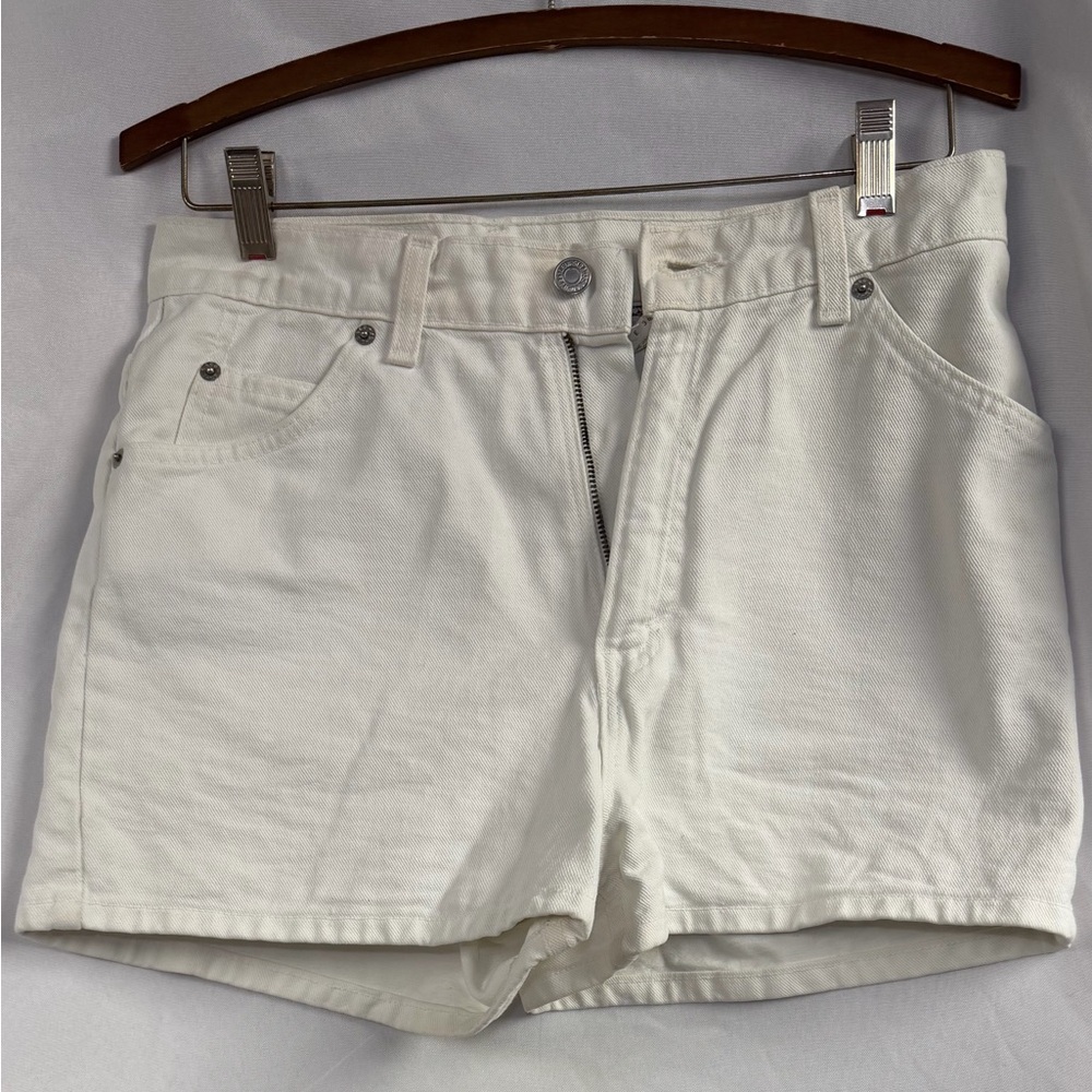 Vtg Levi Slim Fit White Denim Shorts -100% cotton